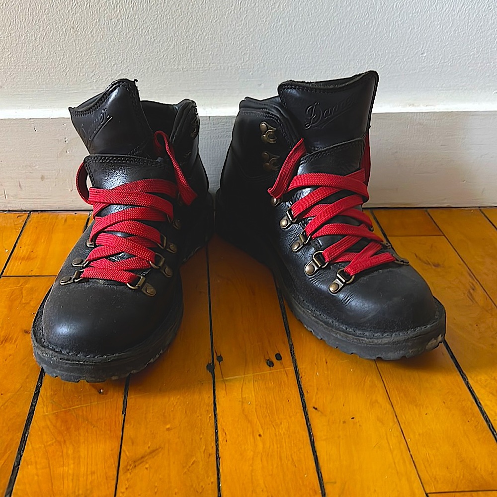 DANNER BOOTS - women’s 7.5 MOUTAIN PASS in black, only worn 3 times!